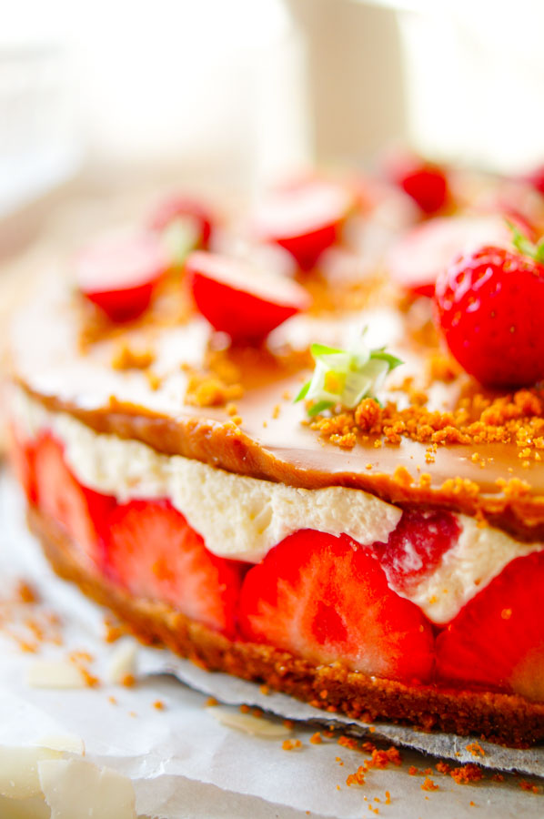 Lekker makkelijk recept voor Speculaas taart met aardbeien, een snelle zomerse taart waarvoor je geen oven nodig hebt en klaar is in amper 30min. De bodem zijn verkruimelde speculaas koekjes daarop komt een mascarpone mousse met lekker veel aardbeien. Deze simpele taart wordt afgewerkt met speculaaspasta