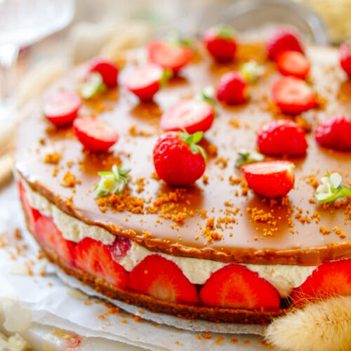 Lekker makkelijk recept voor Speculaas taart met aardbeien, een snelle zomerse taart waarvoor je geen oven nodig hebt en klaar is in amper 30min. De bodem zijn verkruimelde speculaas koekjes daarop komt een mascarpone mousse met lekker veel aardbeien. Deze simpele taart wordt afgewerkt met speculaaspasta