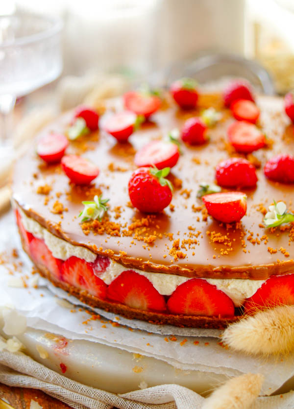 Lekker makkelijk recept voor Speculaas taart met aardbeien, een snelle zomerse taart waarvoor je geen oven nodig hebt en klaar is in amper 30min. De bodem zijn verkruimelde speculaas koekjes daarop komt een mascarpone mousse met lekker veel aardbeien. Deze simpele taart wordt afgewerkt met speculaaspasta