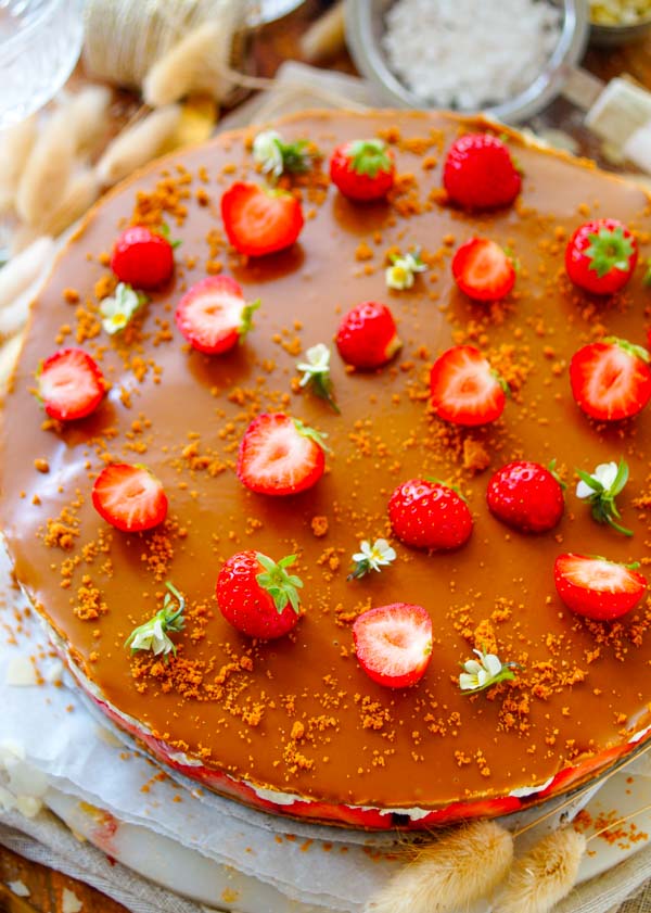 Lekker makkelijk recept voor Speculaas taart met aardbeien, een snelle zomerse taart waarvoor je geen oven nodig hebt en klaar is in amper 30min. De bodem zijn verkruimelde speculaas koekjes daarop komt een mascarpone mousse met lekker veel aardbeien. Deze simpele taart wordt afgewerkt met speculaaspasta