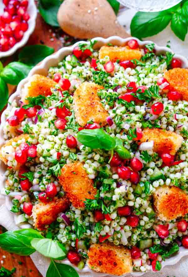 Lekker makkelijk recept voor Couscous salade met halloumi kroketjes, een frisse zomerse salade voor op je weekmenu. Een vegetarisch gerecht klaar in amper 30min met de lekkerste en snelle kaaskroketten op basis van halloumi. Simpel, gezond en snel klaar.