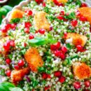 Lekker makkelijk recept voor Couscous salade met halloumi kroketjes, een frisse zomerse salade voor op je weekmenu. Een vegetarisch gerecht klaar in amper 30min met de lekkerste en snelle kaaskroketten op basis van halloumi. Simpel, gezond en snel klaar.