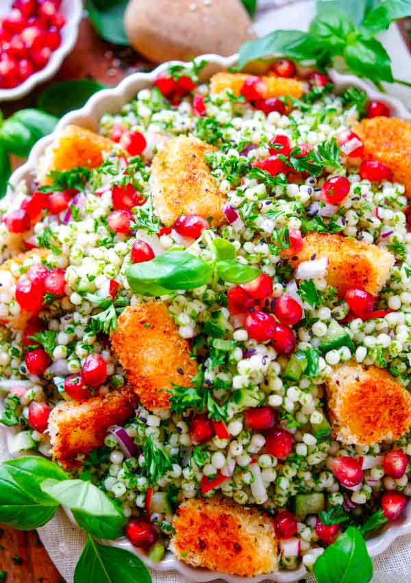 Lekker makkelijk recept voor Couscous salade met halloumi kroketjes, een frisse zomerse salade voor op je weekmenu. Een vegetarisch gerecht klaar in amper 30min met de lekkerste en snelle kaaskroketten op basis van halloumi. Simpel, gezond en snel klaar.