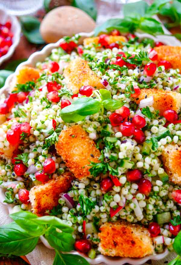 Lekker makkelijk recept voor Couscous salade met halloumi kroketjes, een frisse zomerse salade voor op je weekmenu. Een vegetarisch gerecht klaar in amper 30min met de lekkerste en snelle kaaskroketten op basis van halloumi. Simpel, gezond en snel klaar.