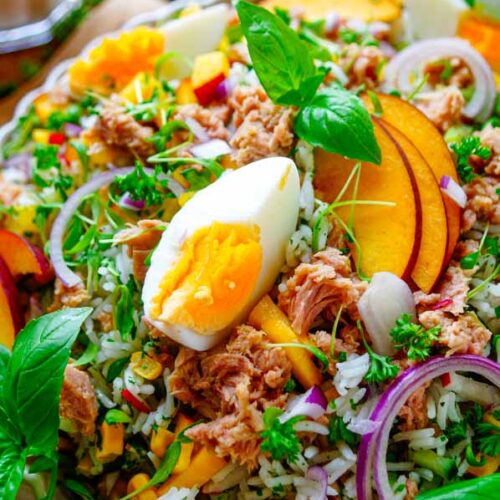 Lekker makkelijk recept voor Rijst salade met tonijn, een gezond doordeweeks gerecht voor op je weekmenu. Een voedzame en eiwitrijke salade met stukjes tonijn, ei, perzik en veel groentjes. Klaar in amper 30min en eenvoudig op voorhand te maken. Ook ideaal als gezonde lunch.