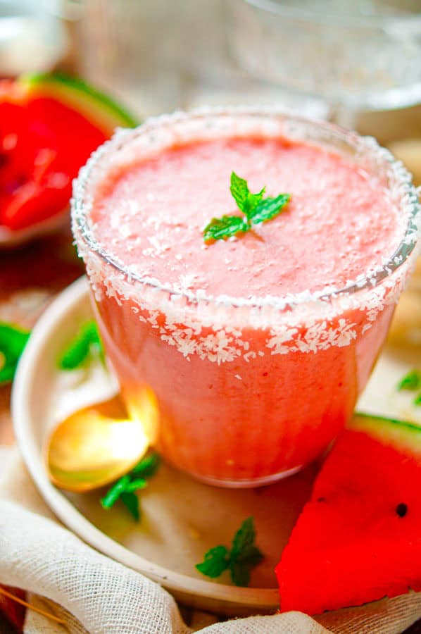 Lekker makkelijk recept voor Smoothie van watermeloen & aardbeien, fris licht en fruitig voor tijdens een zomerse dag. Een gezond voedzaam drankje op basis van watermeloen, aardbeien, kokosmelk en limoen. Super verfrissend tijdens de zomer!