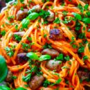 Lekker makkelijk recept voor Pasta met tomaat-paprika saus & gehaktballetjes, simpel snel gerecht voor op je weekmenu. Spaghetti met de lekkerste saus op basis van geroosterde paprika, kerstomaten en kruidenkaas. Heerlijk met de super snelle gehaktballen zonder te hoeven rollen.