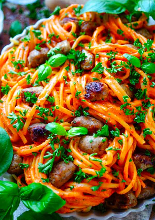 Lekker makkelijk recept voor Pasta met tomaat-paprika saus & gehaktballetjes, simpel snel gerecht voor op je weekmenu. Spaghetti met de lekkerste saus op basis van geroosterde paprika, kerstomaten en kruidenkaas. Heerlijk met de super snelle gehaktballen zonder te hoeven rollen.