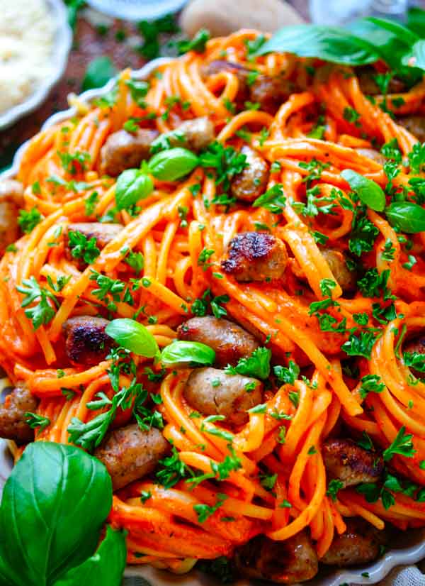 Lekker makkelijk recept voor Pasta met tomaat-paprika saus & gehaktballetjes, simpel snel gerecht voor op je weekmenu. Spaghetti met de lekkerste saus op basis van geroosterde paprika, kerstomaten en kruidenkaas. Heerlijk met de super snelle gehaktballen zonder te hoeven rollen.