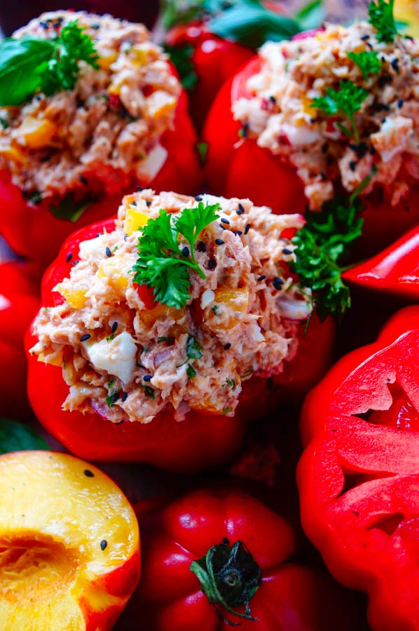 Lekker makkelijk recept voor Gevulde tomaten met tonijn, een snel gezond doordeweeks gerecht voor op je weekmenu. Deze zijn echt ideaal voor op een warme zomerse dag. Klaar in nog geen 30min, geen oven voor nodig, fris en voedzaam. We vullen de tomaten op met een tonijnsla met daarin een eitje, groentjes en perzik