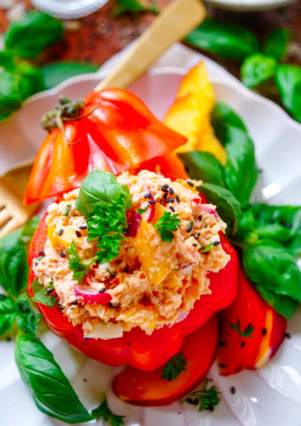 Lekker makkelijk recept voor Gevulde tomaten met tonijn, een snel gezond doordeweeks gerecht voor op je weekmenu. Deze zijn echt ideaal voor op een warme zomerse dag. Klaar in nog geen 30min, geen oven voor nodig, fris en voedzaam. We vullen de tomaten op met een tonijnsla met daarin een eitje, groentjes en perzik