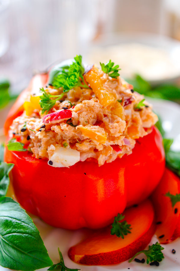 Lekker makkelijk recept voor Gevulde tomaten met tonijn, een snel gezond doordeweeks gerecht voor op je weekmenu. Deze zijn echt ideaal voor op een warme zomerse dag. Klaar in nog geen 30min, geen oven voor nodig, fris en voedzaam. We vullen de tomaten op met een tonijnsla met daarin een eitje, groentjes en perzik