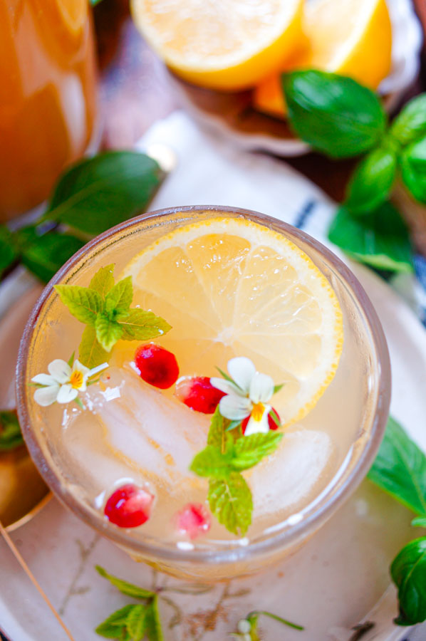 Lekker makkelijk recept voor Alcoholvrije witte sangria, het bekende Spaanse drankje zonder alcohol. Met slechts een paar ingrediënten en slechts 5min tijd tover je deze op tafel. Een "virgin" versie ofwel mocktail waar iedereen dol op zal zijn. Lekker fris, zomers met toetsen van ananas, citroen en gember