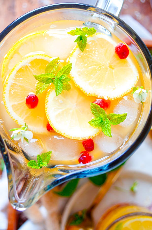 Lekker makkelijk recept voor Alcoholvrije witte sangria, het bekende Spaanse drankje zonder alcohol. Met slechts een paar ingrediënten en slechts 5min tijd tover je deze op tafel. Een "virgin" versie ofwel mocktail waar iedereen dol op zal zijn. Lekker fris, zomers met toetsen van ananas, citroen en gember