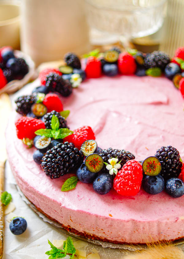 Lekker makkelijk recept voor Bavarois taart met witte chocolade en bessen, een frisse lichte taart waar je geen oven voor nodig hebt. Een enorm simpele taart die super snel klaar is. De bodem bestaat uit speculaas koekjes daarop komt een heerlijke room met bessen en witte chocolade.