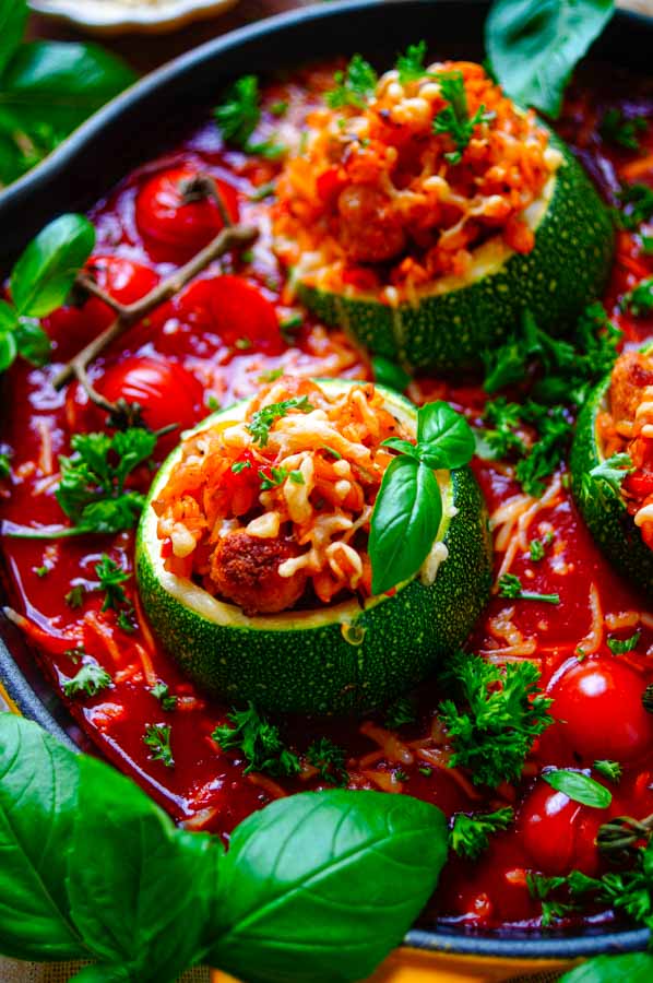 Lekker makkelijk recept voor Gevulde courgette met pasta en chipolata, simpel snel gerecht voor op je weekmenu. De courgettes worden opgevuld met orzo pasta en gehaktballetjes van chipolata en groentjes. Alles in de oven met een lekker simpel tomatensausje en wat kaas.