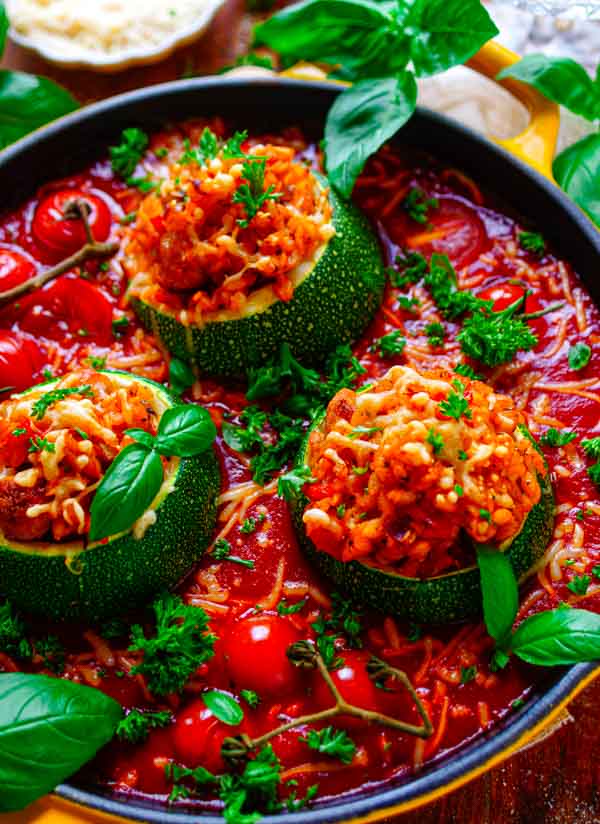 Lekker makkelijk recept voor Gevulde courgette met pasta en chipolata, simpel snel gerecht voor op je weekmenu. De courgettes worden opgevuld met orzo pasta en gehaktballetjes van chipolata en groentjes. Alles in de oven met een lekker simpel tomatensausje en wat kaas.