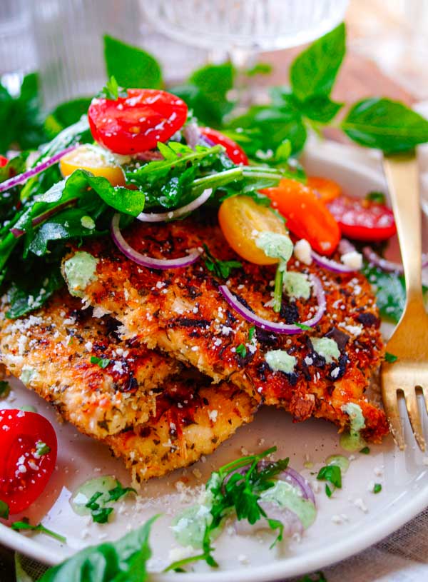 Lekker makkelijk recept voor Italiaanse kip schnitzel, simpel snel gezond gerecht voor op je weekmenu. Heerlijk krokante kip met kruiden en Parmezaanse kaas korst. Daarbij een fris kruidensausje en een snelle salade. Klaar in amper 30min, weinig werk en snel klaar.