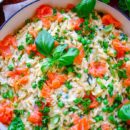 Lekker makkelijk recept voor Pasta met kruidenkaas en zalm, simpel en klaar in amper 30min. Dit eenpansgerecht is ideaal als doordeweekse avondmaaltijd voor op je weekmenu. Alles in één pan, super snel klaar, de nodige groentjes, orzo pasta, gerookte zalm en het romige van de kruidenkaas.