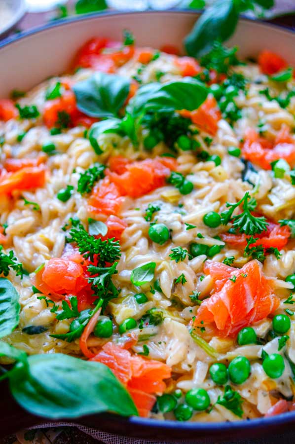 Lekker makkelijk recept voor Pasta met kruidenkaas en zalm, simpel en klaar in amper 30min. Dit eenpansgerecht is ideaal als doordeweekse avondmaaltijd voor op je weekmenu. Alles in één pan, super snel klaar, de nodige groentjes, orzo pasta, gerookte zalm en het romige van de kruidenkaas.