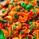 Lekker makkelijk recept voor Spaghetti met scampi & tomatensaus, simpel en klaar in 30min. Een ideaal doorweekse avondmaaltijd om op je weekmenu te zetten en dit is een eenpansgerecht. Pasta in combinatie met gebakken scampi's en een romige tomatensaus met mascarpone. Simpel, snel, eenvoudig, alles in één pan en zo veel smaak