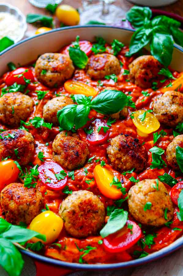 Lekker makkelijk recept voor Provençaalse gehaktballetjes, simpel en snel doordeweekse avondmaaltijd voor op je weekmenu. Weinig werk, snel klaar, alles in één pan en heerlijk van smaak. Met heel veel groentjes zoals paprika, champignons, courgette en tomaten. De gehaktballen worden ook lekker op smaak gebracht met Provençaalse kruiden.