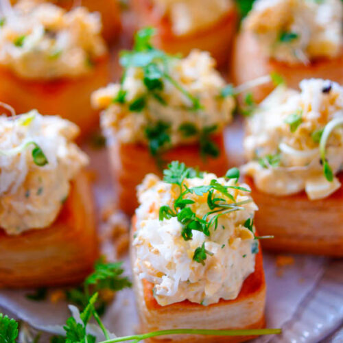 Lekker makkelijk recept voor Bladerdeeg hapje met ei, simpel en snel hapje voor Pasen, Paasontbijt of Paasbrunch. Bladerdeeg koekjes gevuld met een mimosa van eitjes ofwel fijngehakte eitjes of eiersalade. Klaar in amper 30min en eenvoudig op voorhand te maken.