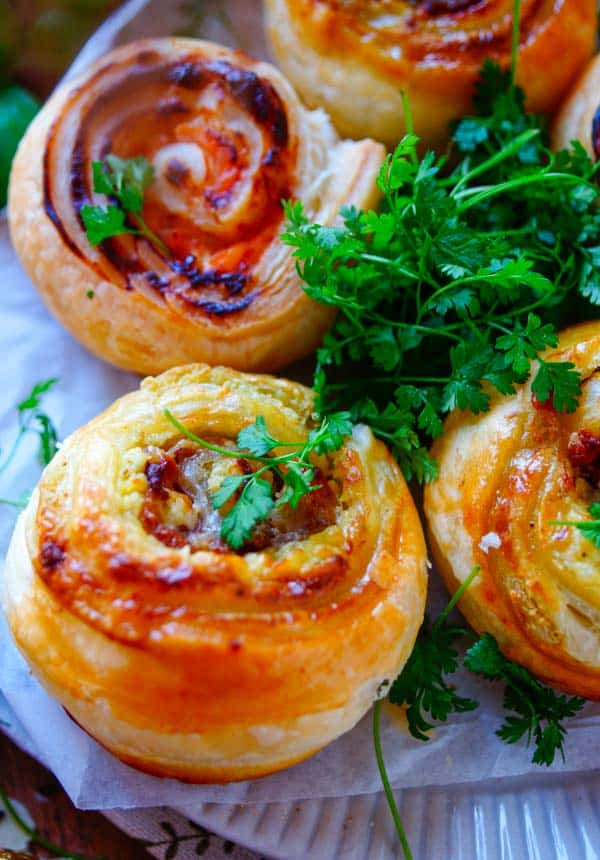 Lekker makkelijk recept voor Bladerdeeg rolletjes, simpel snelle hapjes klaar in amper 30min. De rolletjes zijn gevuld met 2 soorten vulling. De eerste vulling is met mascarpone, pesto en ham. De andere vulling is met zure room, kruidenkaas en gerookte zalm. Eenvoudige borrelhapjes voor apero of voor de Paasbrunch of Pasen