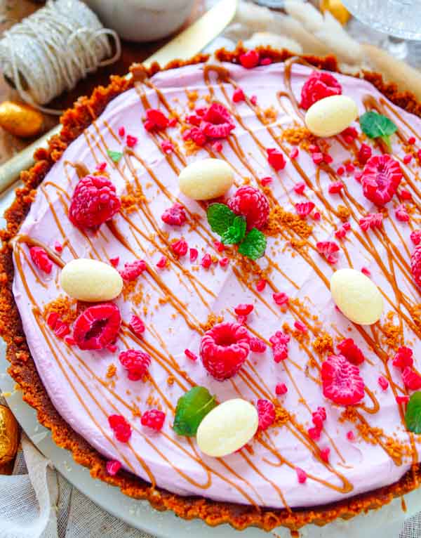 Lekker makkelijk recept voor Frambozen taart met speculaas, simpel en snelle taart zonder te bakken. Deze frambozentaart heeft een korst van speculaas en een frambozen mousse vulling op basis van mascarpone. Eenvoudig recept voor een feestelijke gelegenheid, ideaal voor Pasen, Paasontbijt of Paasbrunch