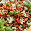 Lekker makkelijk recept voor Tomaten tartaar met mozzarella, een simpel snel doordeweeks recept voor je weekmenu. Of serveer als hapje tijdens gezellige borrel. De klassieke tomaat mozzarella in een nieuw kleedje, lekker licht en gezond en vegetarisch. Geserveerd met een simpele pesto mayonaise klaar in amper 20min.