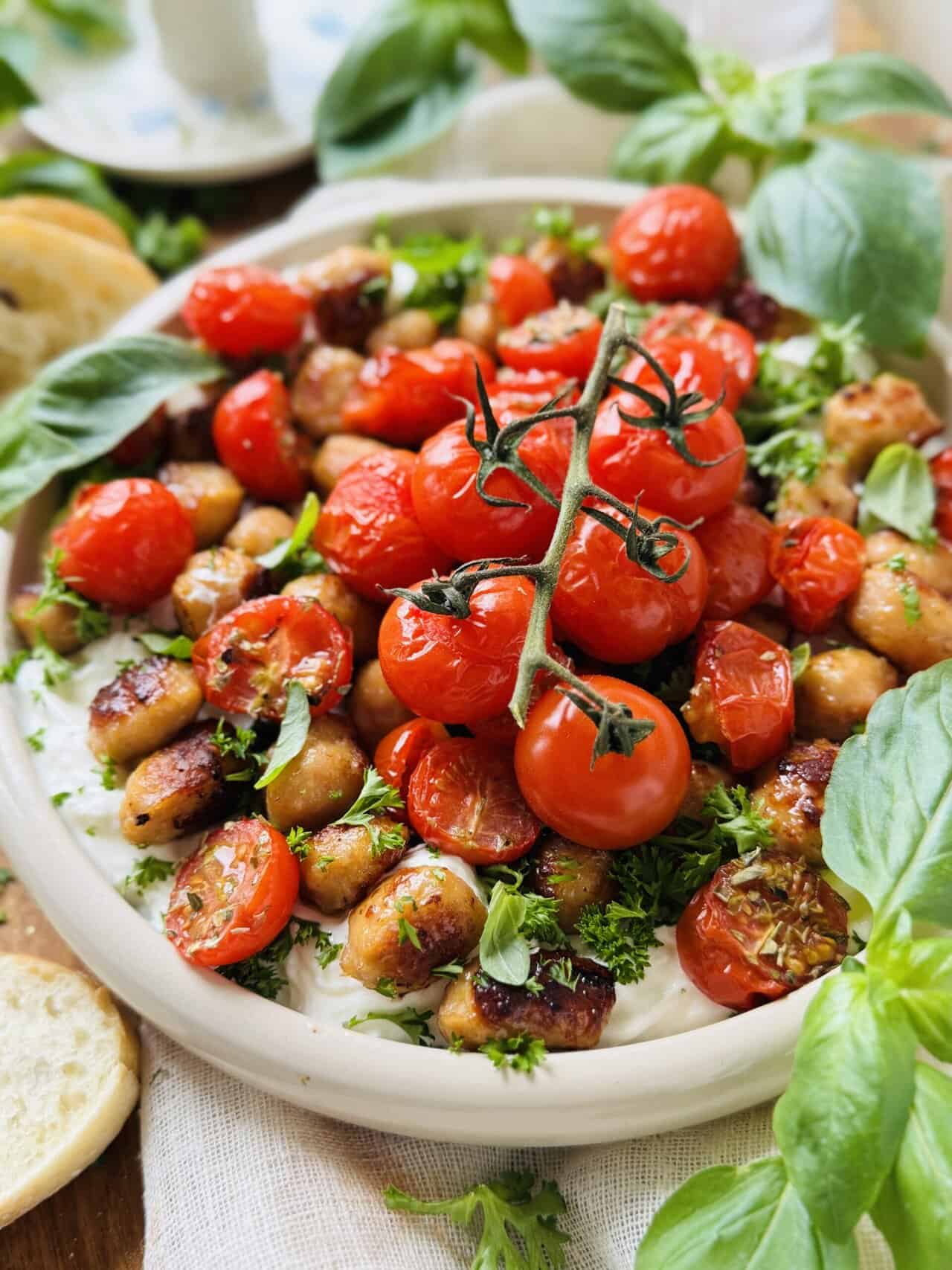 Lekker makkelijk recept voor Mascarpone dip met gehaktballetjes & geroosterde tomaten, simpel en snel hapje voor tijdens de apéro of borrel. Een romige dip op basis van mascarpone en yoghurt. Daarop komen super snelle balletje zonder te rollen en heerlijke geroosterde tomaatjes. Eenvoudig en klaar in minder dan 30min