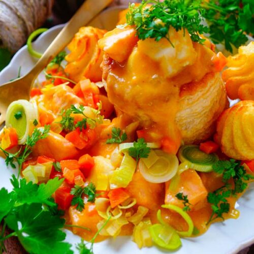 Lekker makkelijk recept voor Vol-au-vent met vis, simpel en snel doordeweekse maaltijd voor op weekmenu. Of kan ook voor een feestelijke gelegenheid zoals Pasen. We maken alles in één pan en is klaar in minder dan 30min. Een combinatie van witte vis (kabeljauw) en zalm in een licht simpele currysaus