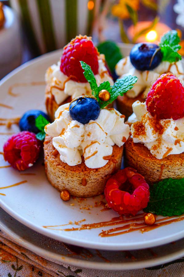 Lekker makkelijk recept voor Speculaas petit fours, simpel snelle kleine taartjes om mee uit te pakken. De bodem bestaat uit zachte speculaas met daarop een luchtige mascarpone room afgewerkt met verse bessen. Simpel en klaar in amper 15min perfect voor Paasontbijt of Paasbrunch.