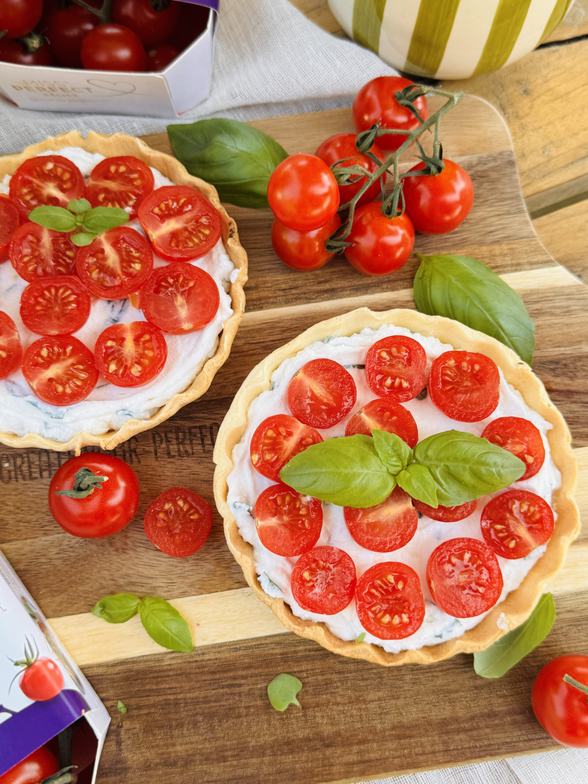 Lekker makkelijk recept voor Ricotta taart met tomaten, simpel en snel doordeweeks gerecht voor op weekmenu. Of serveer deze als hapje bij een borrel of apéro. Ze zijn licht, fris en zomers lekker. Een lekker krokante korst opgevuld met kruidige ricotta afgewerkt met zomerse kerstomaten.