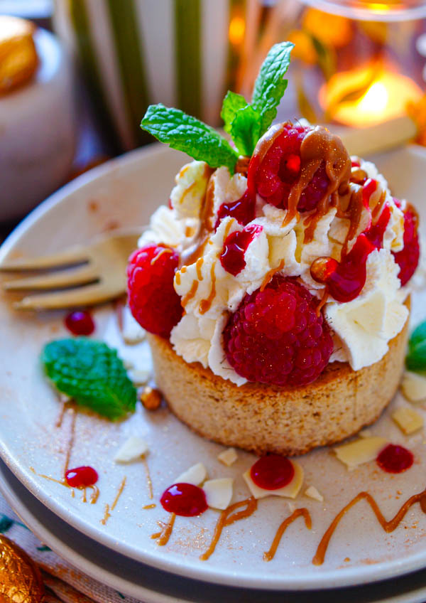Lekker makkelijk recept voor Speculaas taartje met mascarpone en frambozen, simpel snel gebak waar geen oven voor nodig hebt. Ik gebruik hier een zachte speculaas als bodem en hierop komt een luchtige mascarpone room, frambozen en frambozen coulis. Lekker zomers