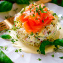 Lekker makkelijk recept voor bloemkool tartaar met zalm, simpel snel gerechtje als doordeweekse maaltijd of voor wanneer het wat feestelijker mag zijn. De tartaar bestaat uit bloemkool, aardappelen, groentjes, kruiden en een fris licht yoghurt curry sausje. Eenvoudig, fris, licht, zomers en gezond