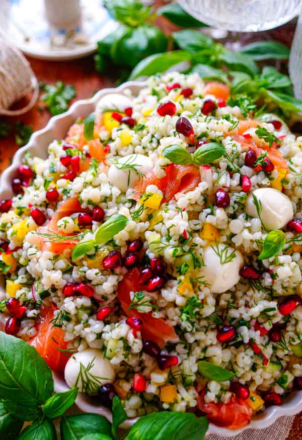 Lekker makkelijk recept voor Couscous salade met zalm, simpel snelle doordeweekse maaltijd voor op je weekmenu klaar in 30min. Fris, licht, gezond en zomerse salade dat weinig werk of tijd vraagt. Veel verse groentjes, kruiden, mozzarella en gerookte zalm.