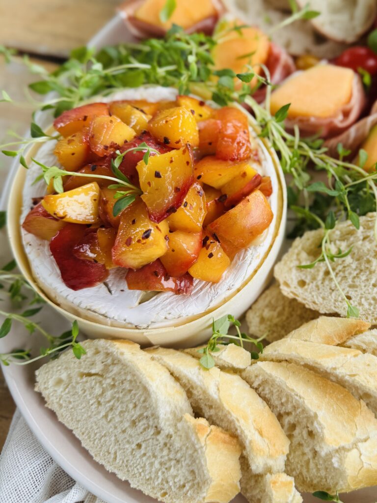 Lekker makkelijk recept voor Gebakken brie met perziken, simpel snel hapje voor bij de borrel of apéro. Een lekker simpele en super smaakvolle gebakken Brie met een zomerse toets met de zoete perziken. Je kan dit hapje ook perfect op de BBQ - Barbecue klaarmaken. Klaar in amper 20min