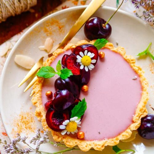 Lekker makkelijk recept voor Kersen taartjes, simpel en snel gebak voor bij de koffie of thee. Kleine krokante tartelette gevuld met een frisse kersenvulling. Fris, licht, zomers en weinig werk