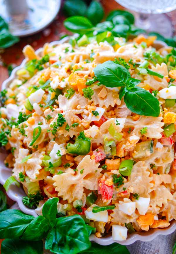 Lekker makkelijk recept voor Kip curry pastasalade, simpel snelle doordeweekse maaltijd voor op weekmenu. Deze lichte frisse salade is klaar in amper 30min. Deze pastasalade bestaat uit kip, eieren, groentjes en een gezonde currysaus.