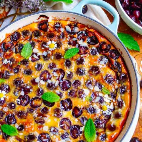 Lekker makkelijk recept voor Kersen Clafoutis, simpel snel dessert waar je weinig werk aan hebt. Deze versie wordt extra lekker gemaakt door marsepein. Een heerlijke gebakken pudding met zomerse kersen.