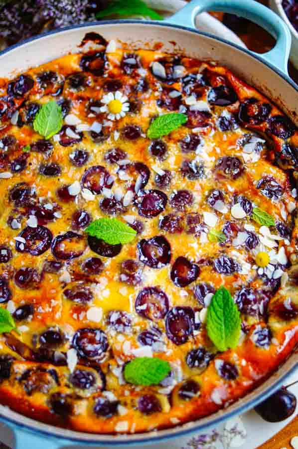 Lekker makkelijk recept voor Kersen Clafoutis, simpel snel dessert waar je weinig werk aan hebt. Deze versie wordt extra lekker gemaakt door marsepein. Een heerlijke gebakken pudding met zomerse kersen.