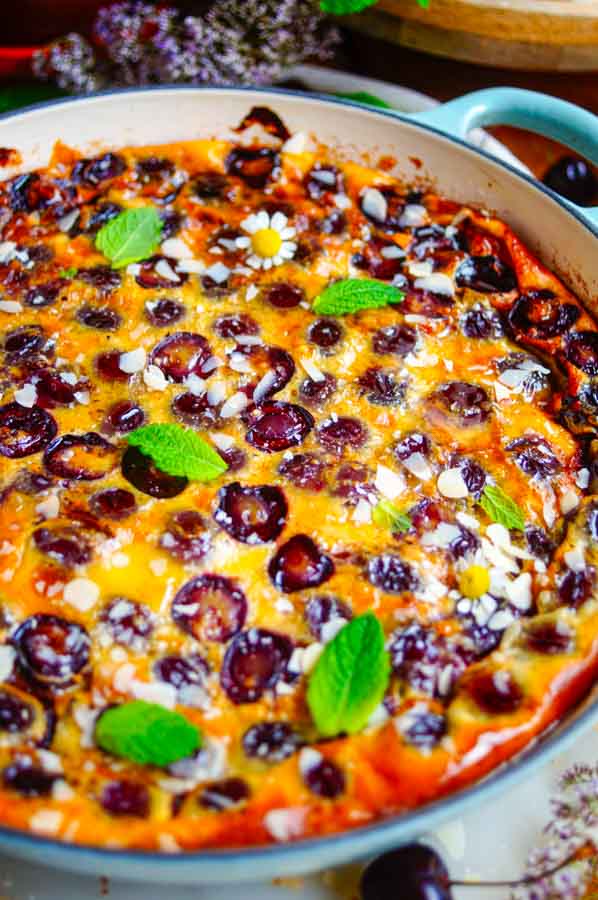 Lekker makkelijk recept voor Kersen Clafoutis, simpel snel dessert waar je weinig werk aan hebt. Deze versie wordt extra lekker gemaakt door marsepein. Een heerlijke gebakken pudding met zomerse kersen.
