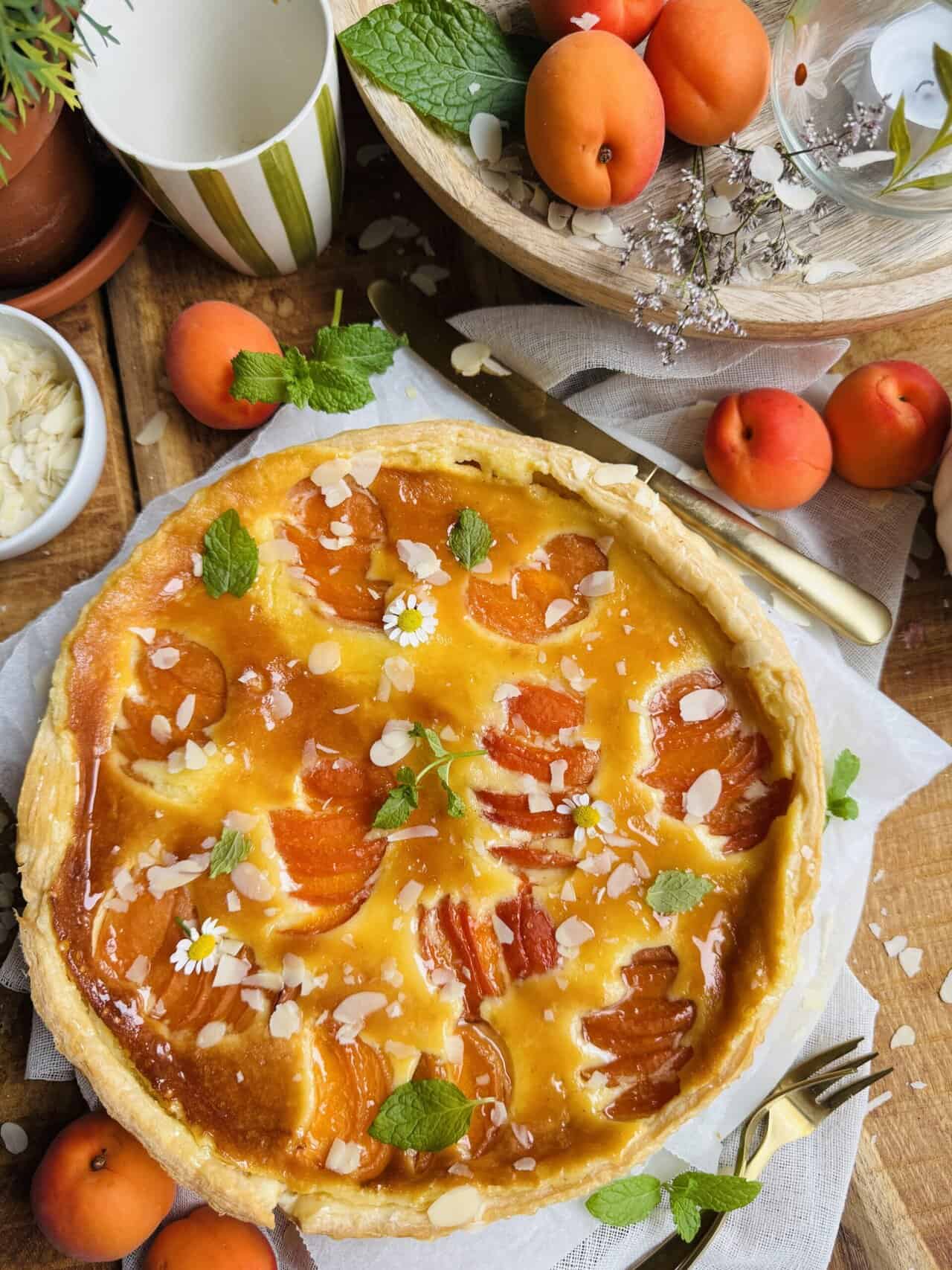 Lekker makkelijk recept voor Abrikozen taart, simpel en snel gebak voor bij de koffie of thee. Heerlijk krokant kruimeldeeg met een vulling op basis van mascarpone en yoghurt. Afgewerkt met zomerse abrikozen