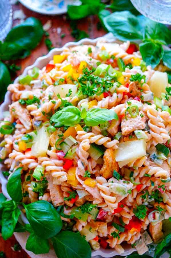 Lekker makkelijk recept voor Kip Hawaï Pastasalade, simpel en snel doordeweekse maaltijd voor op je weekmenu. Fris, eenvoudig, zomers, licht en klaar in 30min. Met stukjes gebakken kip, veel groentjes, ananas en een lichte cocktailsaus. Ook perfect om als gezonde lunch mee te nemen.