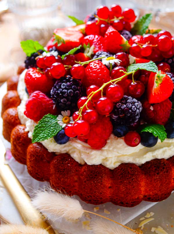 Lekker makkelijk recept voor Citroen cake met mascarpone, simpel en snel gebak voor bij de koffie of thee. Een frisse luchtige cake met een heerlijke mascarpone crème als topping.