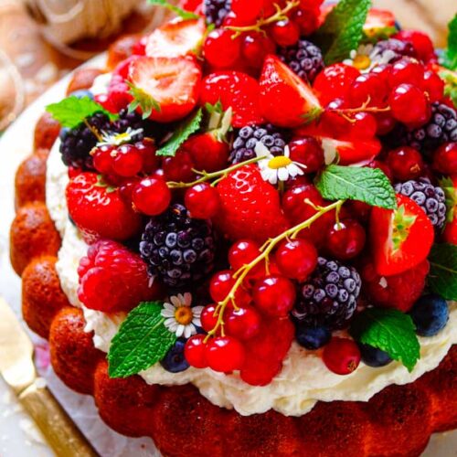 Lekker makkelijk recept voor Citroen cake met mascarpone, simpel en snel gebak voor bij de koffie of thee. Een frisse luchtige cake met een heerlijke mascarpone crème als topping.