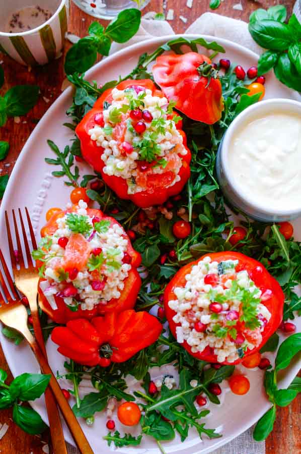 Lekker makkelijk recept voor Gevulde tomaten met couscous en zalm, simpel snel doordeweekse maaltijd voor op weekmenu. Fris, licht, zomers en klaar in 30min. Heerlijke tomaten gevuld met parelcouscous, groentjes, gerookte zalm en een yoghurtsausje.