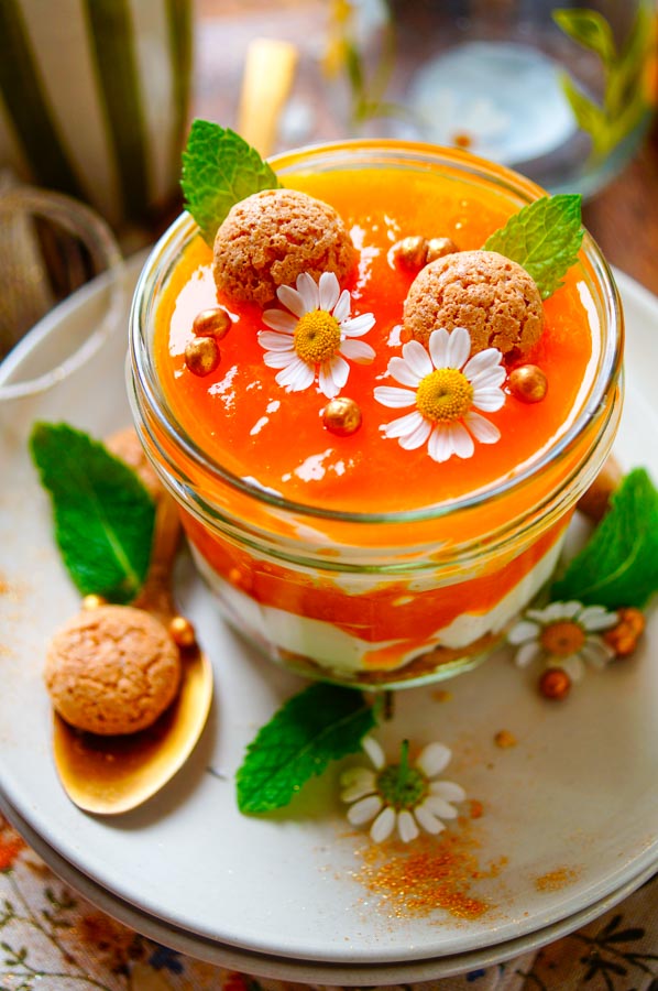 Lekker makkelijk recept voor Mascarpone mousse met abrikozen, simpel en snel dessert in een glaasje. Een frisse lichte mousse op basis van mascarpone en yoghurt. Met laagjes frisse abrikozen compote en krokante koekjes.