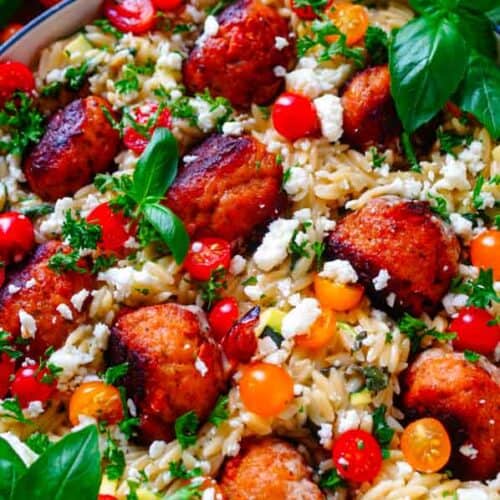 Lekker makkelijk recept voor Griekse pasta met gehaktballetjes, simpel en snel doordeweekse maaltijd voor op weekmenu. Eenvoudig eenpansgerecht met orzo pasta, groentjes, gehaktballetjes en feta. Alles in één pan, heerlijke dagelijkse kost